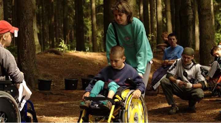 дети-инвалиды  в  походе в  лес